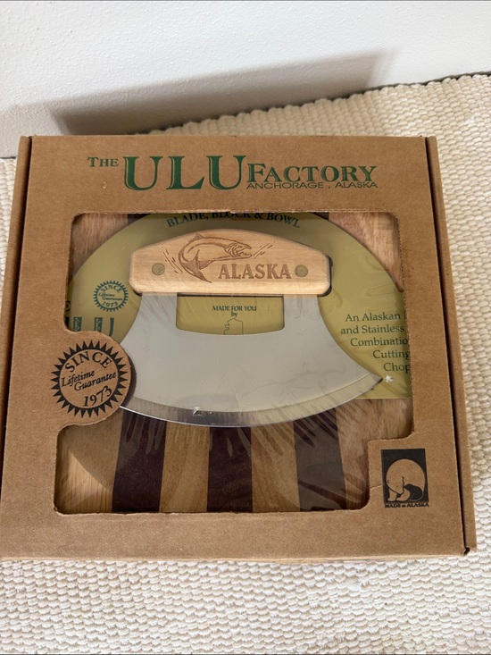 Ulu Other - ULU Factory Alaska Ulu Knife & Wood Board Set and knife stand. NWT